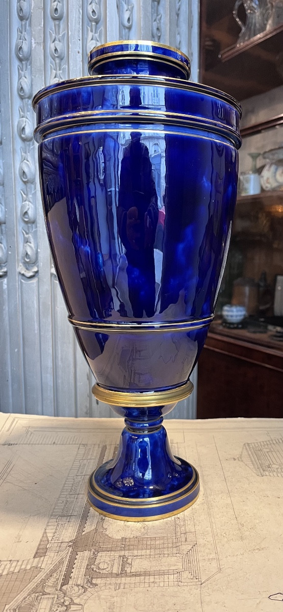 Sèvres  , vase de forme balustre .