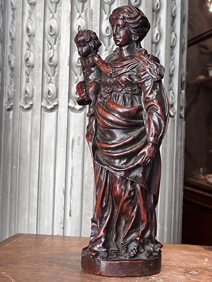 Vierge à l’Enfant en buis sculpté en rond de bosse .-photo-2