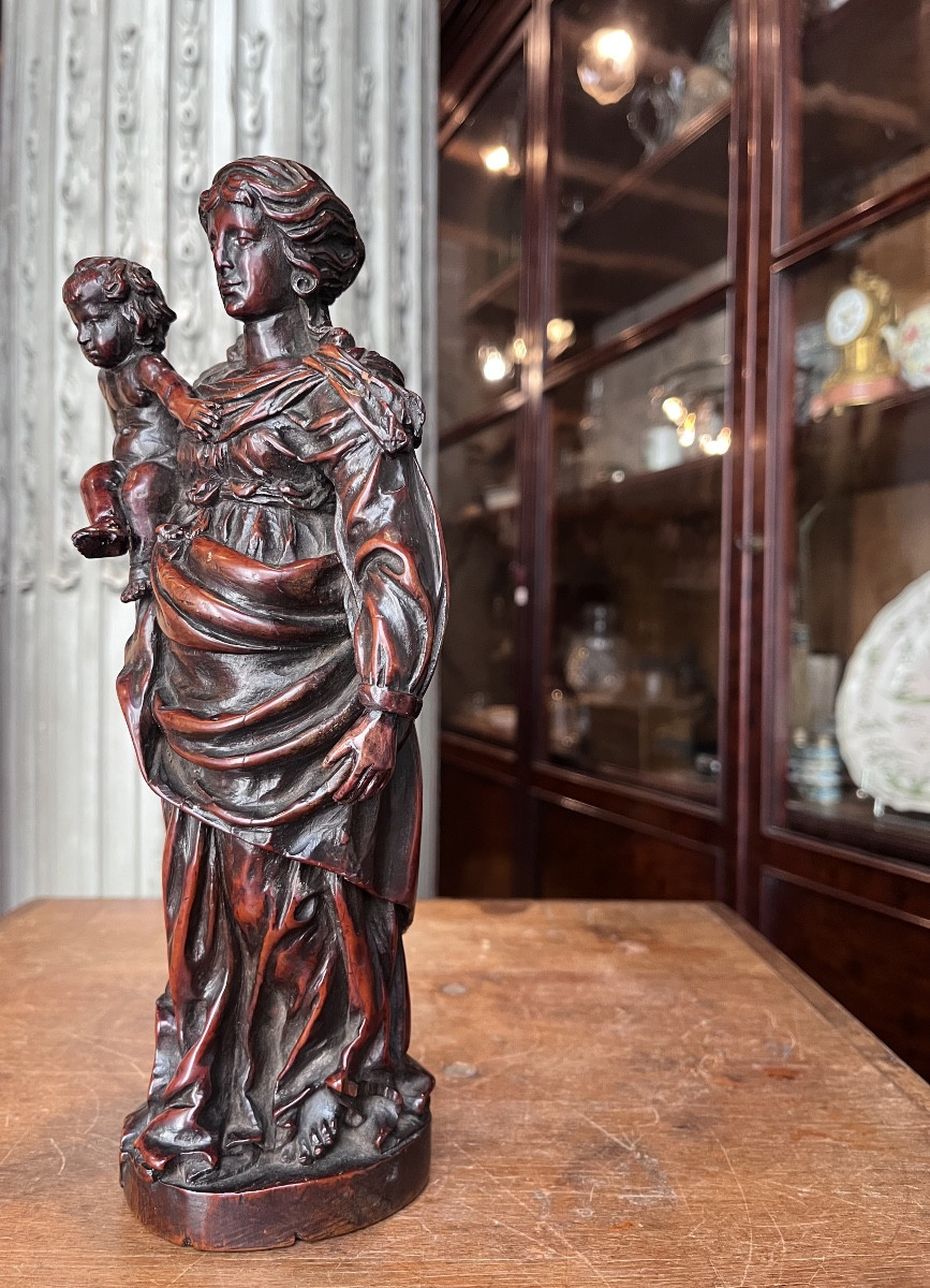 Vierge à l’Enfant en buis sculpté en rond de bosse .-photo-1