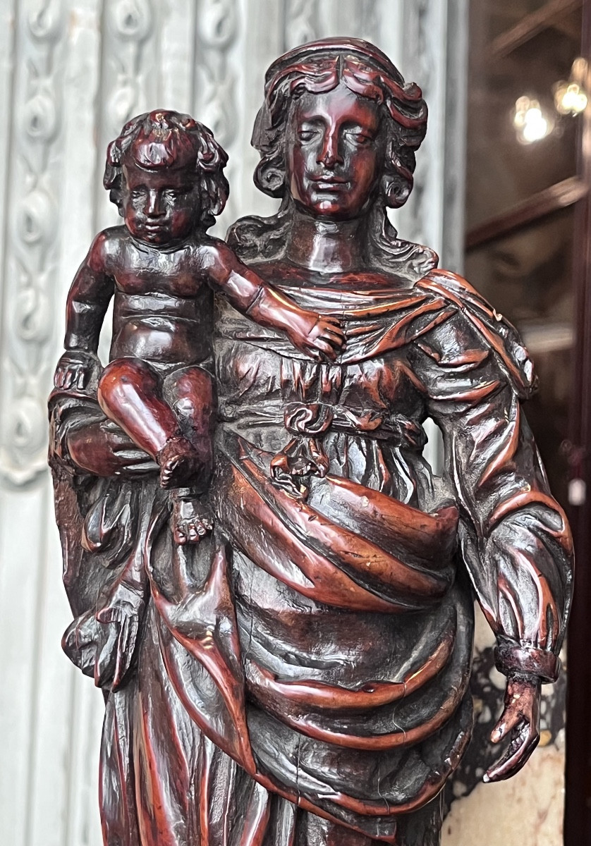 Vierge à l’Enfant en buis sculpté en rond de bosse .-photo-3