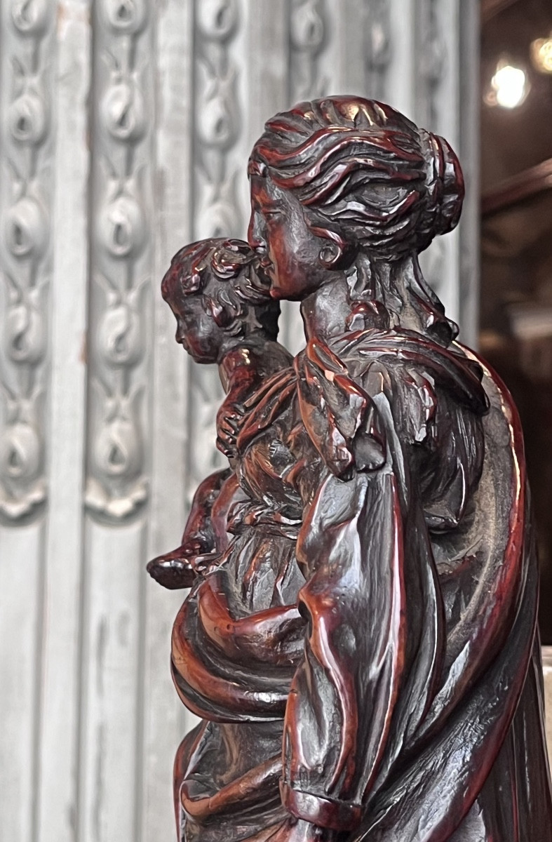 Vierge à l’Enfant en buis sculpté en rond de bosse .-photo-4