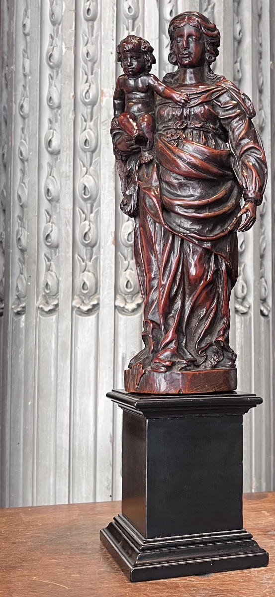 Vierge à l’Enfant en buis sculpté en rond de bosse .