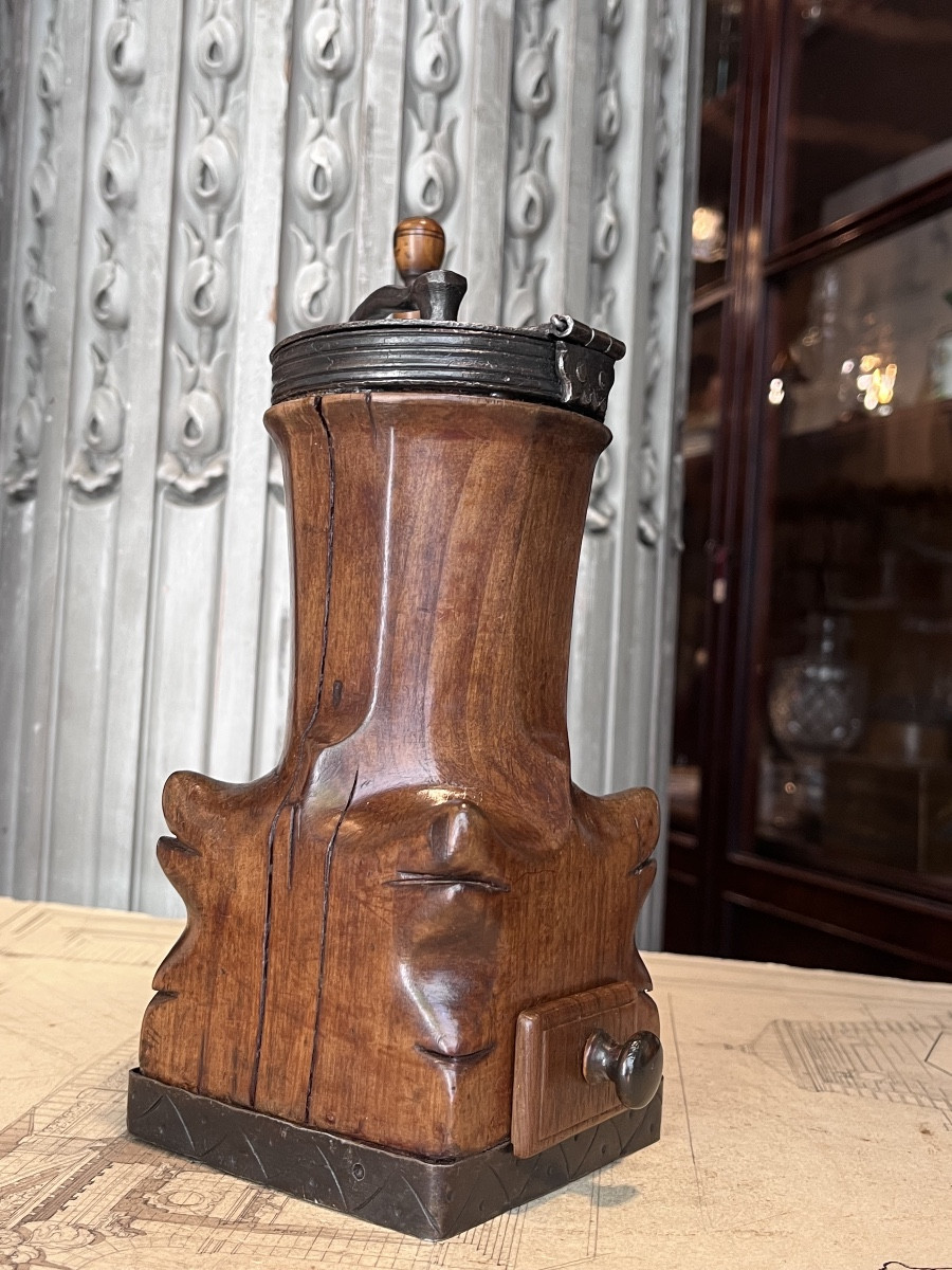 Moulin à café Louis XIV en bois sculpté .-photo-8