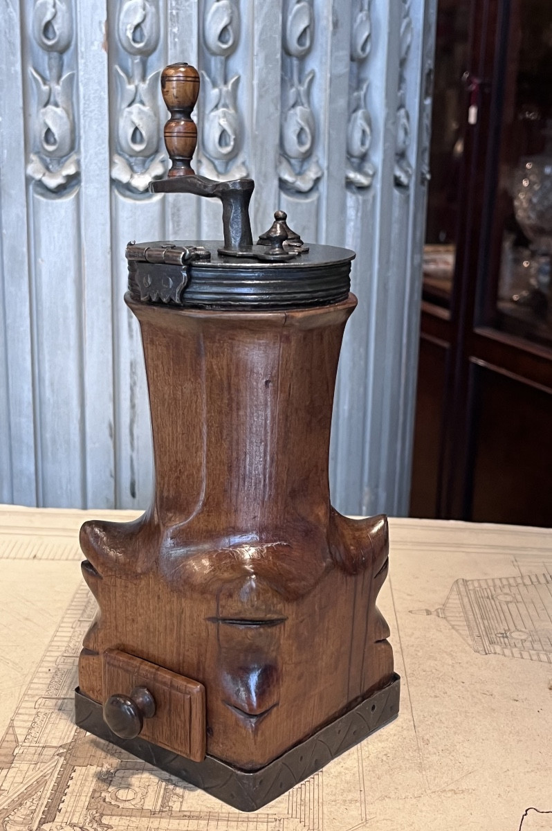Moulin à café Louis XIV en bois sculpté .