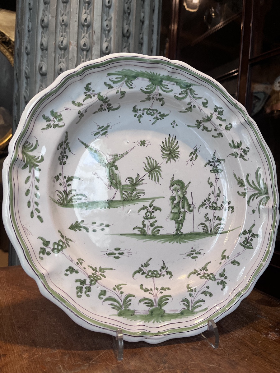 Plat en faïence de Moustiers XVIII e 
