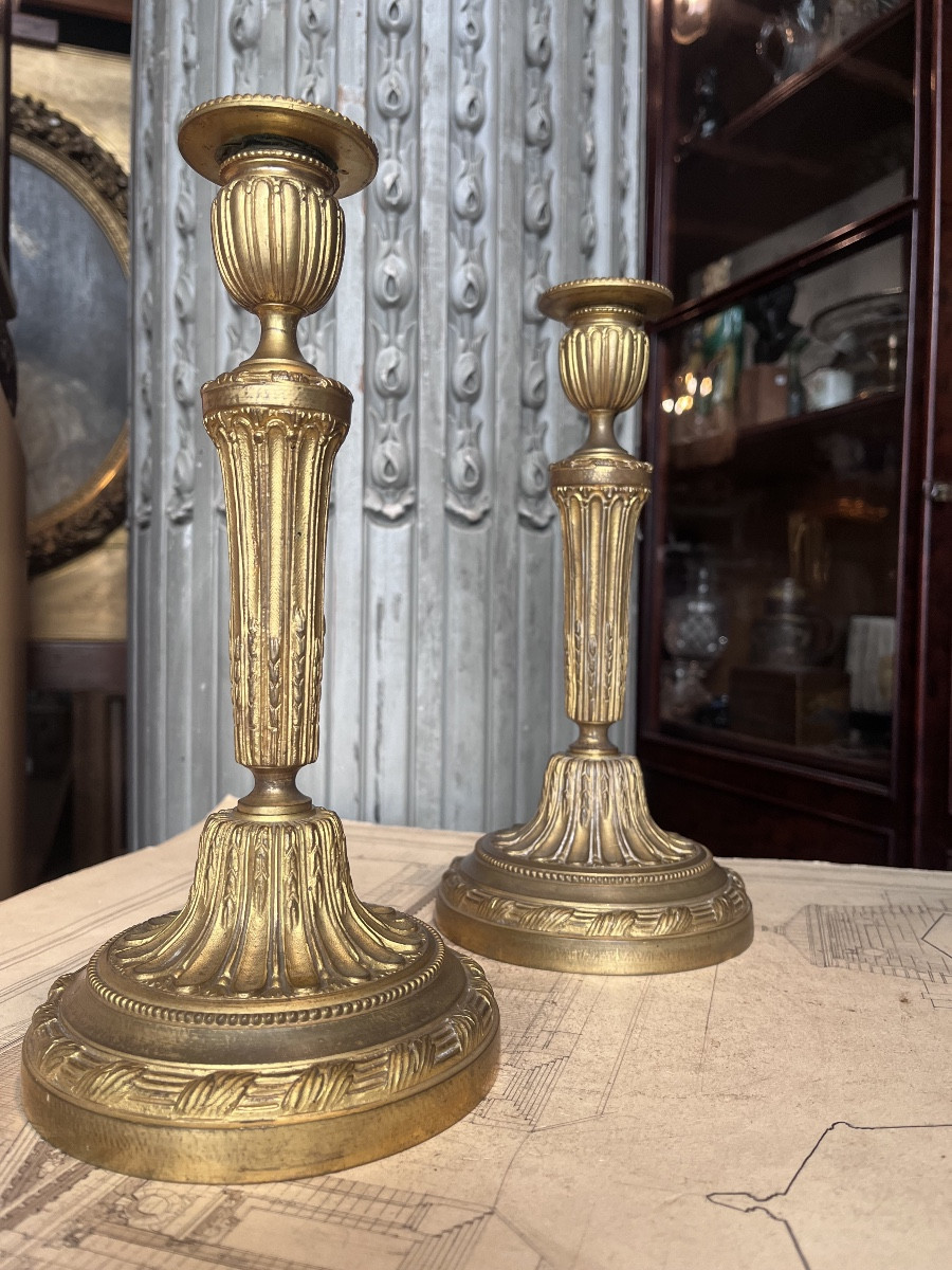 Paire de bougeoirs en bronze de Style Louis XVI .-photo-2