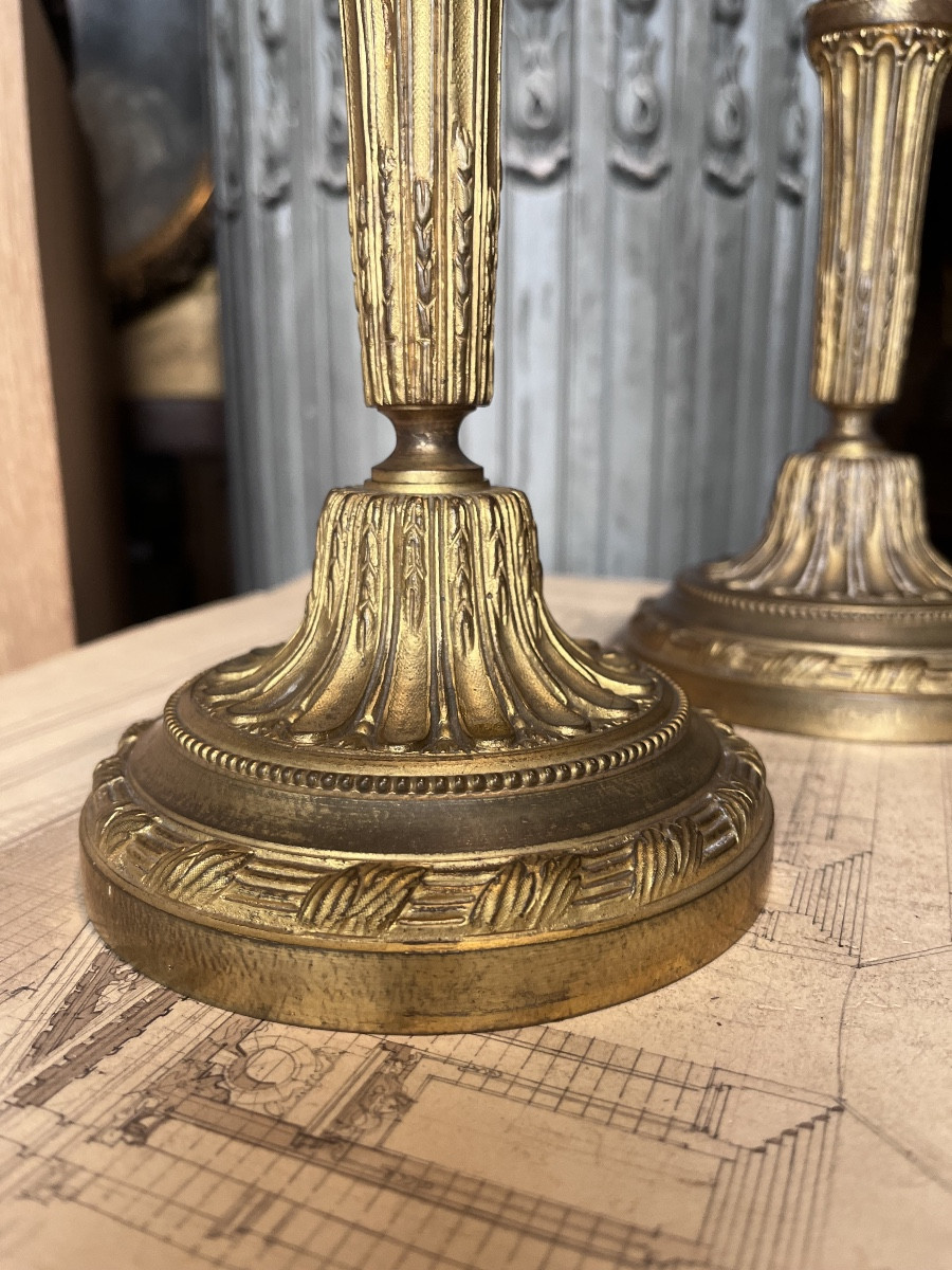 Paire de bougeoirs en bronze de Style Louis XVI .-photo-3