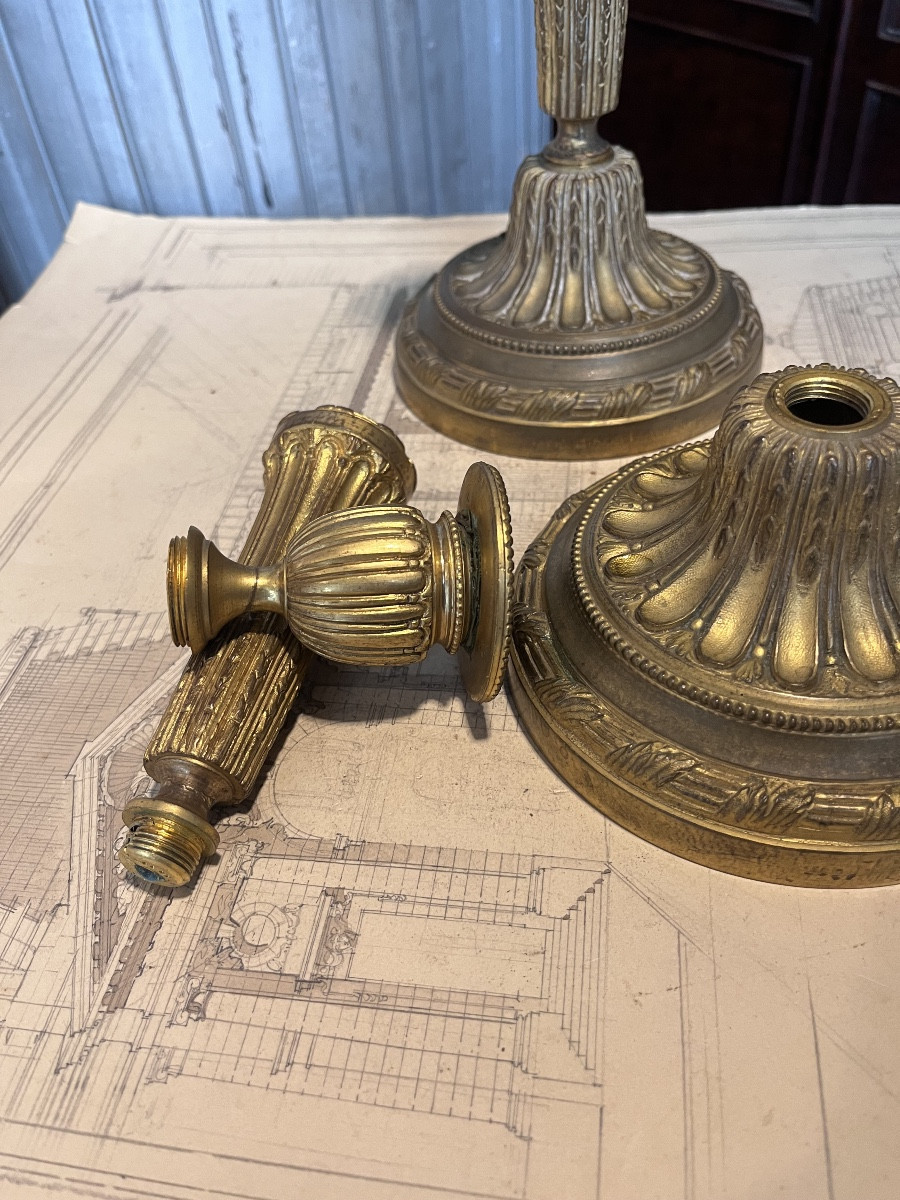 Paire de bougeoirs en bronze de Style Louis XVI .-photo-1