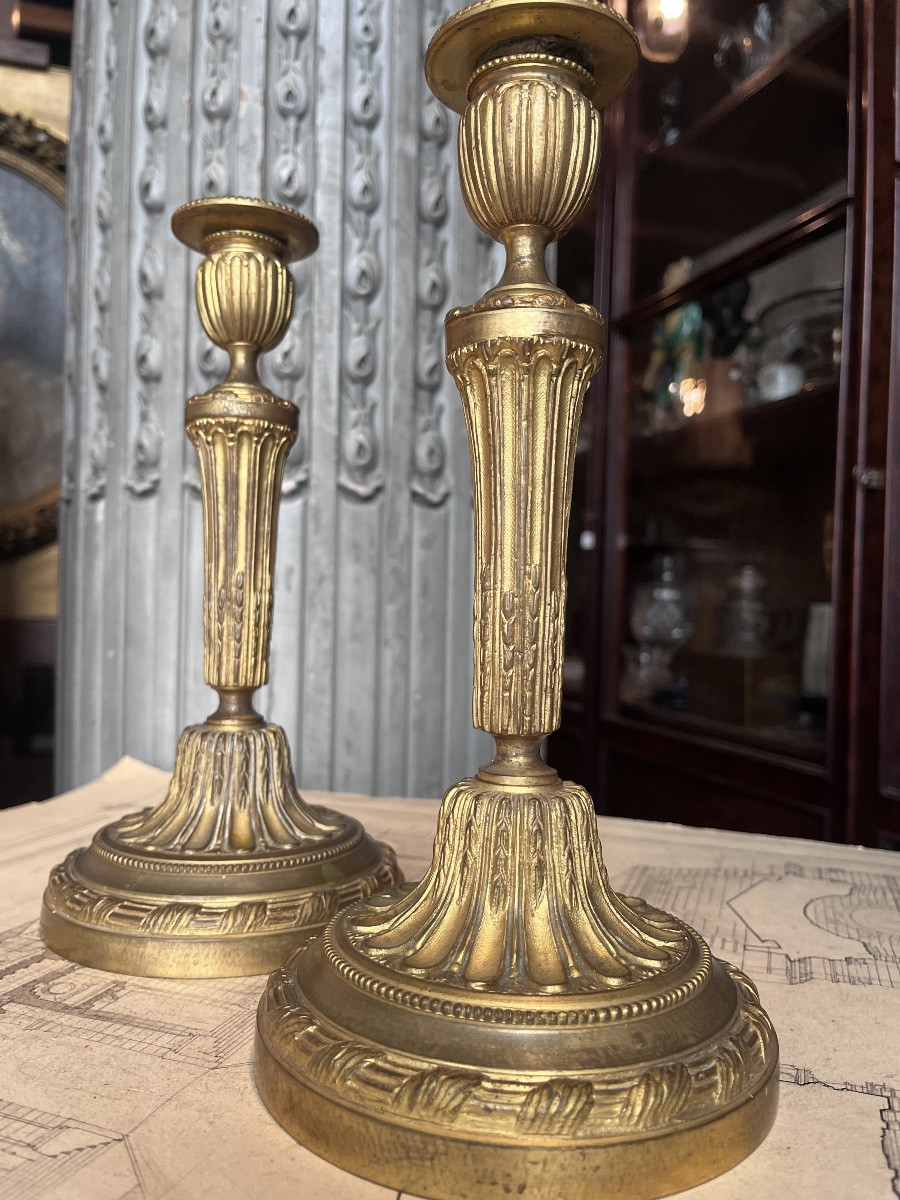 Paire de bougeoirs en bronze de Style Louis XVI .-photo-5