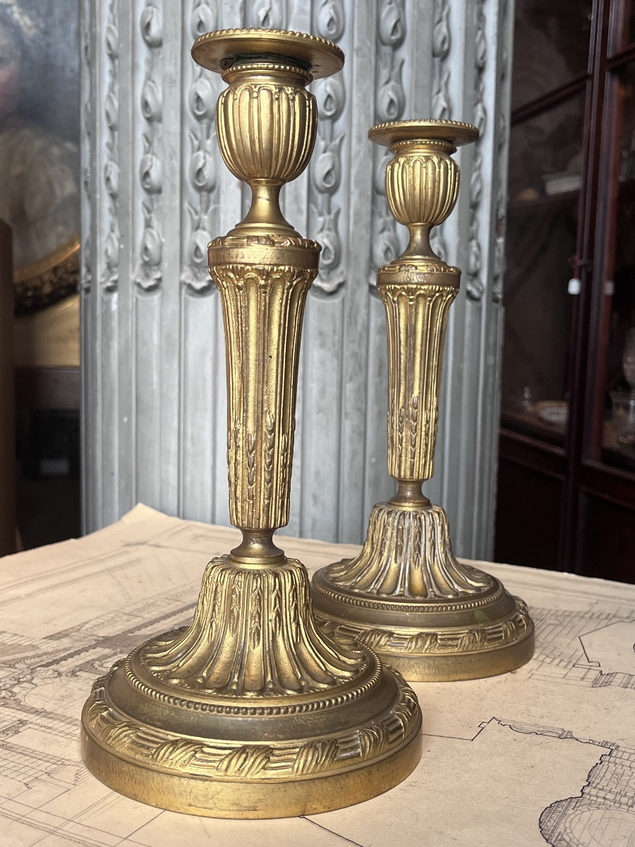 Paire de bougeoirs en bronze de Style Louis XVI .-photo-6