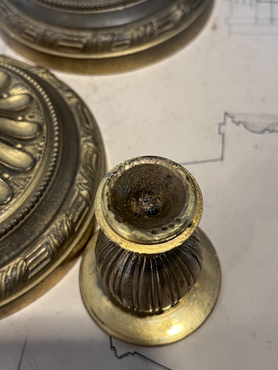 Paire de bougeoirs en bronze de Style Louis XVI .-photo-8