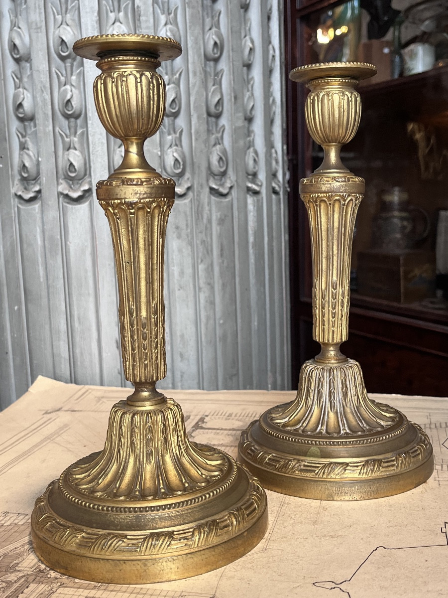 Paire de bougeoirs en bronze de Style Louis XVI .