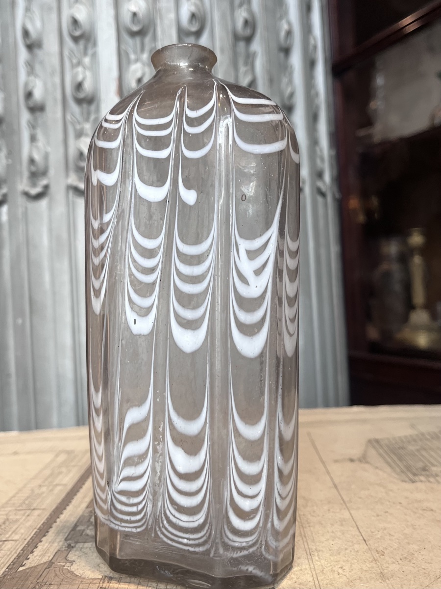 Petite bouteille à décor de piumi blancs .-photo-4