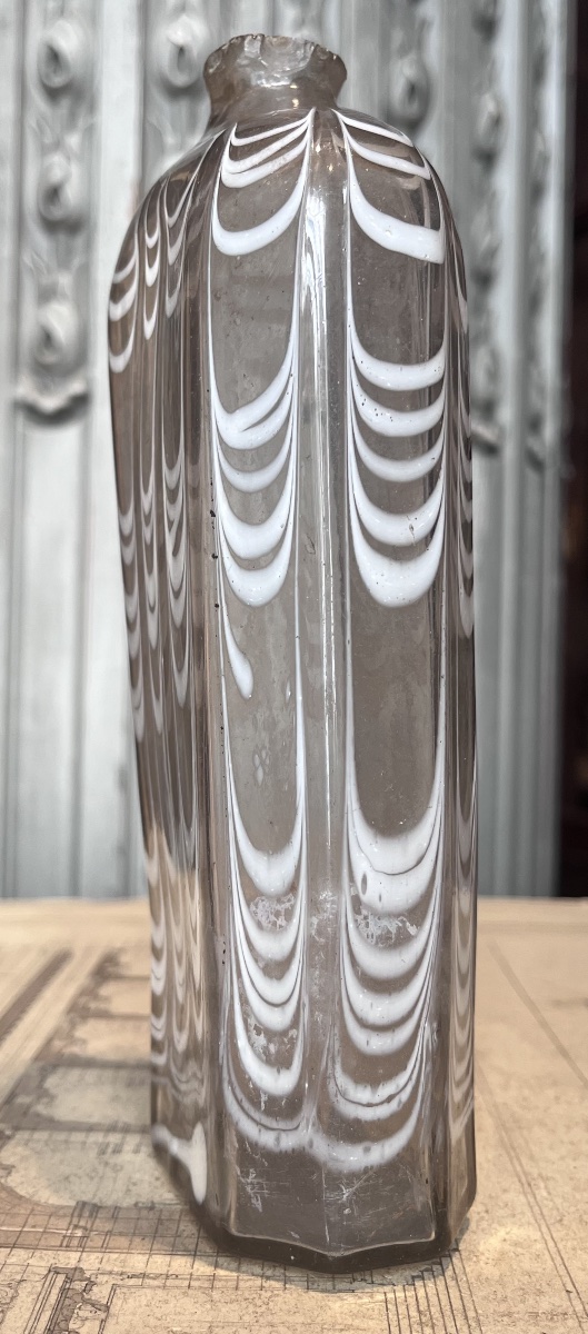 Petite bouteille à décor de piumi blancs .-photo-2