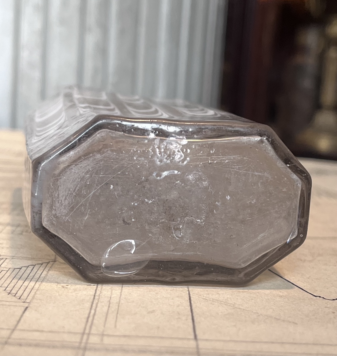 Petite bouteille à décor de piumi blancs .-photo-8