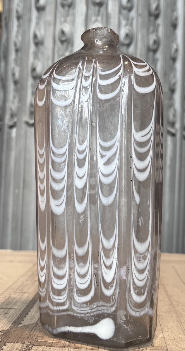 Petite bouteille à décor de piumi blancs .