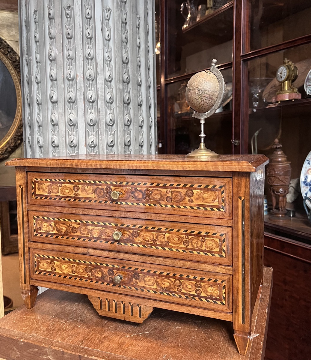 Petite commode de maîtrise. 
