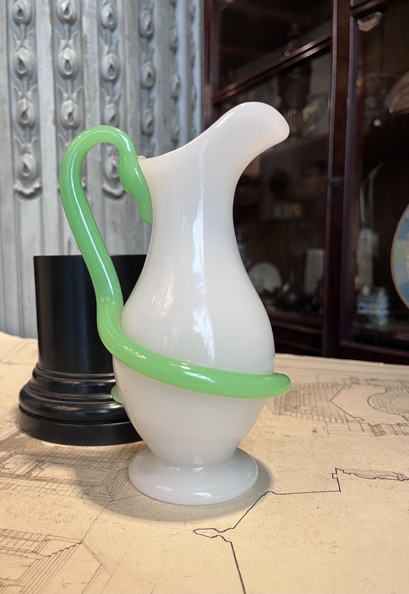 Baccarat . Pichet en opaline savonneuse .-photo-1