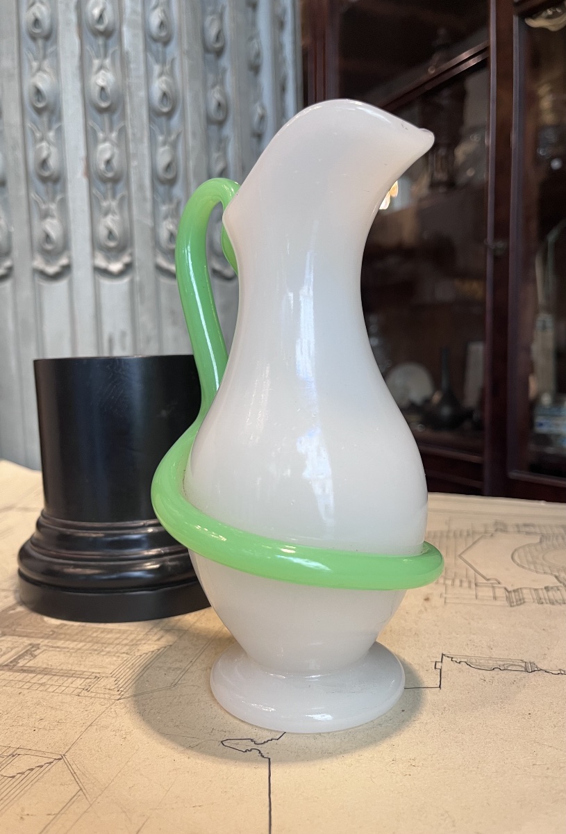 Baccarat . Pichet en opaline savonneuse .-photo-2