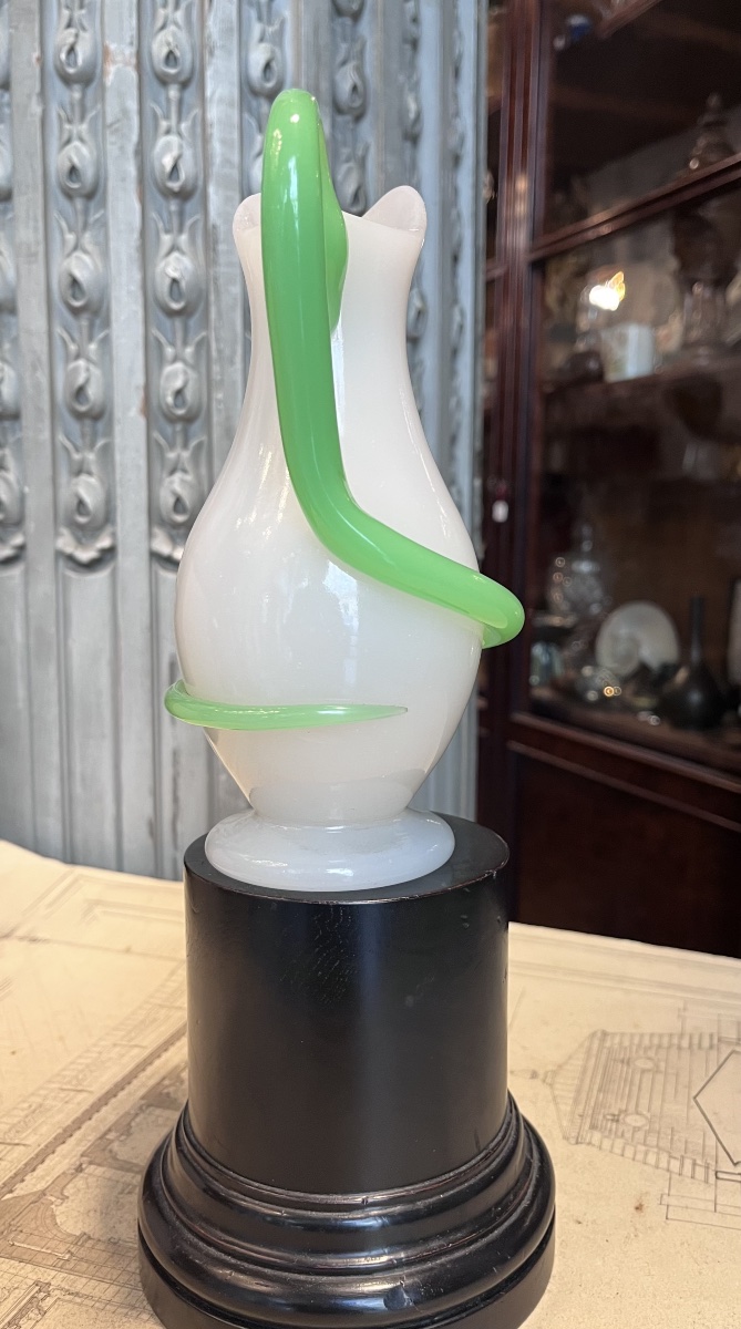 Baccarat . Pichet en opaline savonneuse .-photo-8