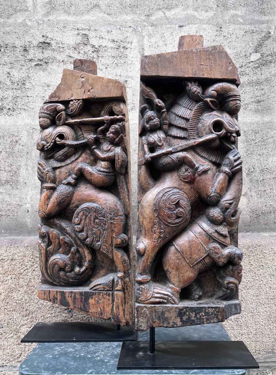 Paire d’éléments en bois sculpté . Inde 