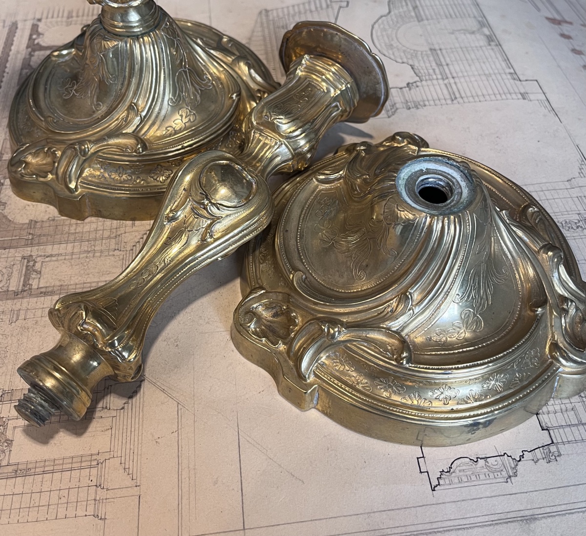 Paire de flambeaux de style Louis XV en bronze .-photo-1