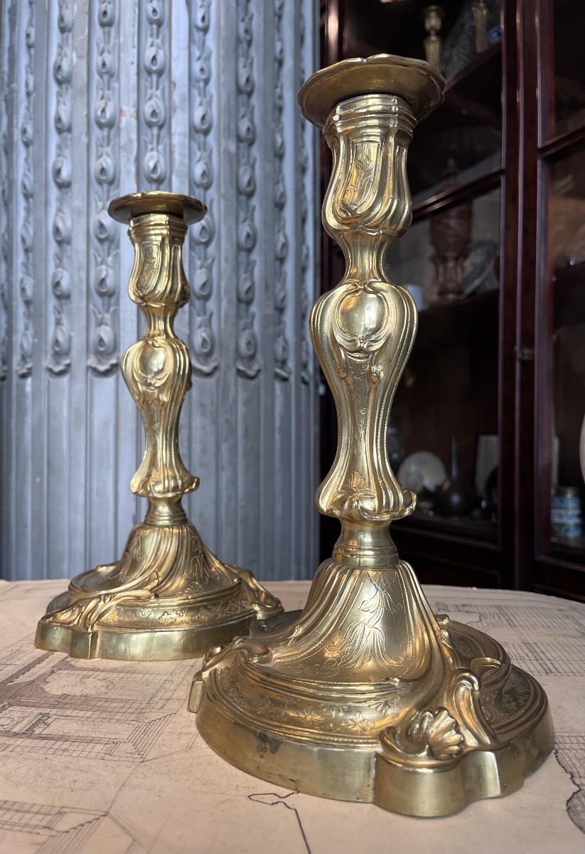 Paire de flambeaux de style Louis XV en bronze .