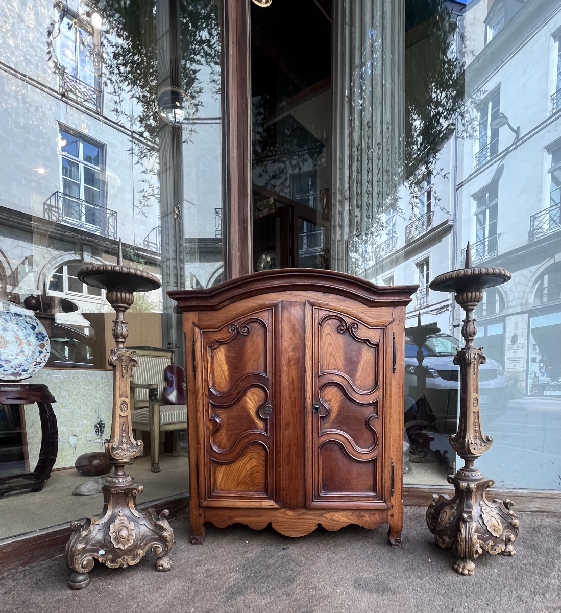 Petite armoire en orme , hêtre et chêne .