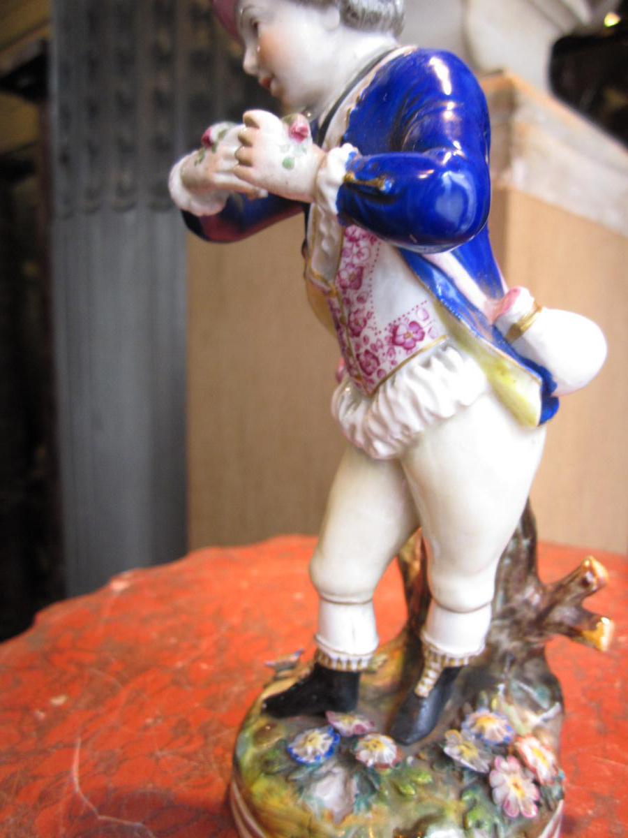 Porcelaine De Derby Figurant Un Enfant En Costume Du XVIII-photo-3