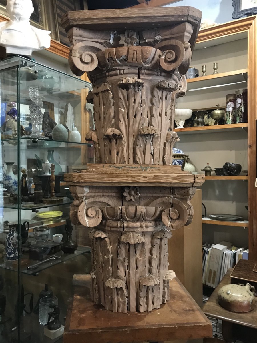 Paire De Chapiteaux Corinthiens En Bois Sculpté.