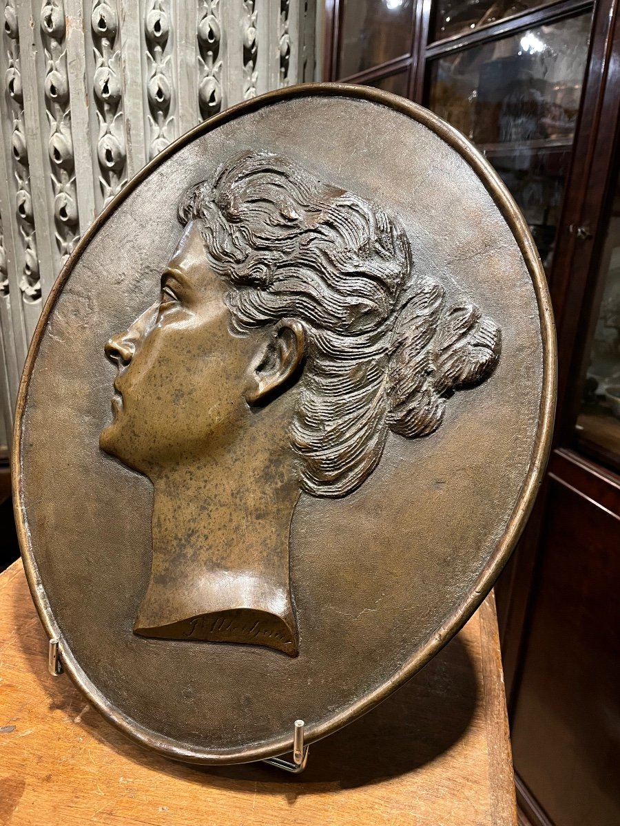 Important Oval Medallion In Bronze.-photo-3