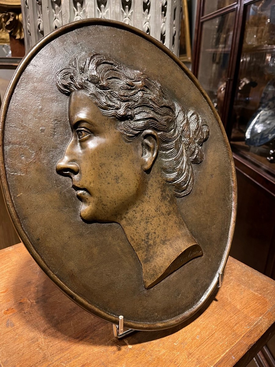 Important Oval Medallion In Bronze.-photo-4