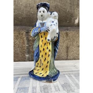 Vierge d’accouchée en faïence de Nevers .