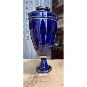 Sèvres  , vase de forme balustre .