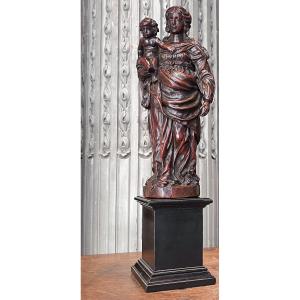 Vierge à l’Enfant en buis sculpté en rond de bosse .