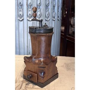 Moulin à café Louis XIV en bois sculpté .