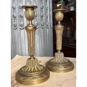 Paire de bougeoirs en bronze de Style Louis XVI .