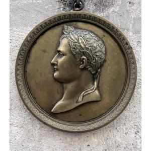 Grand médaillon en bronze figurant Napoléon .