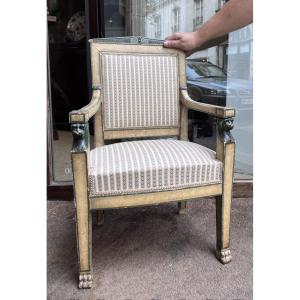 Fauteuil d’enfant en bois laqué .