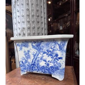 Japon . Grande jardinière en porcelaine .