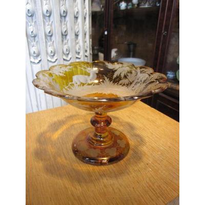 Coupe En Cristal De Bohême , Taillé Et Gravé d'Une Scéne Champêtre.