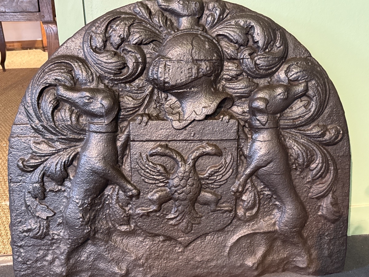 Plaque de cheminée armoriée en fonte – XVIIe siècle,  lévriers -photo-3