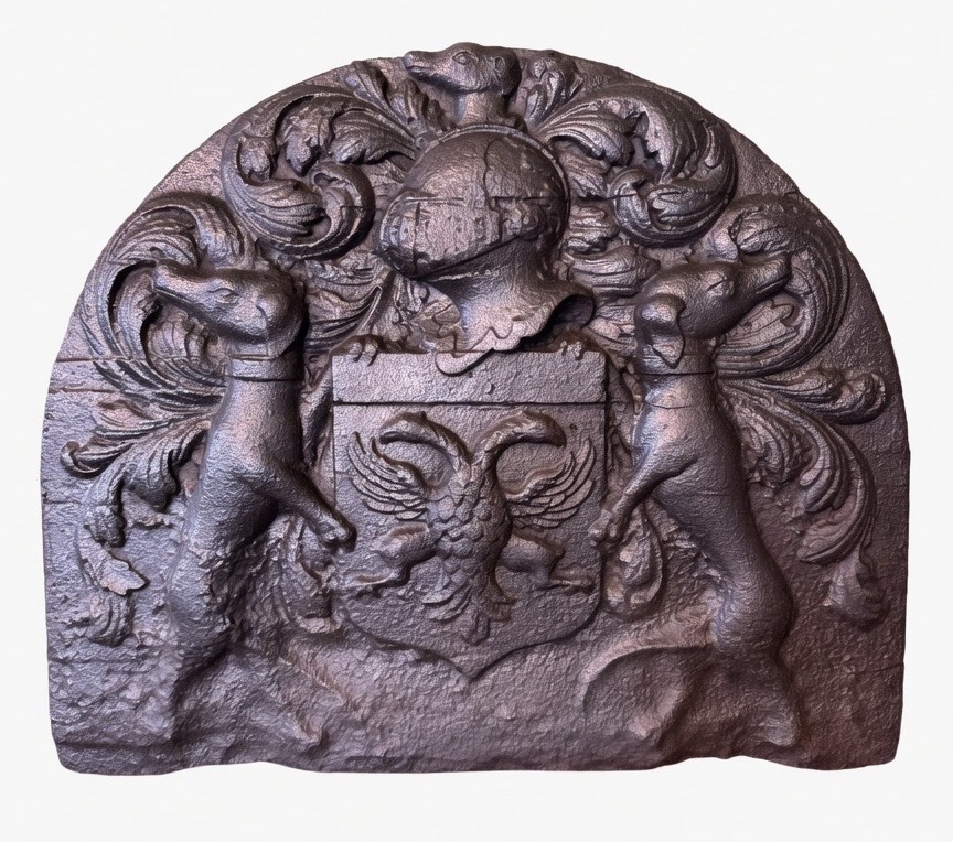 Plaque de cheminée armoriée en fonte – XVIIe siècle,  lévriers 