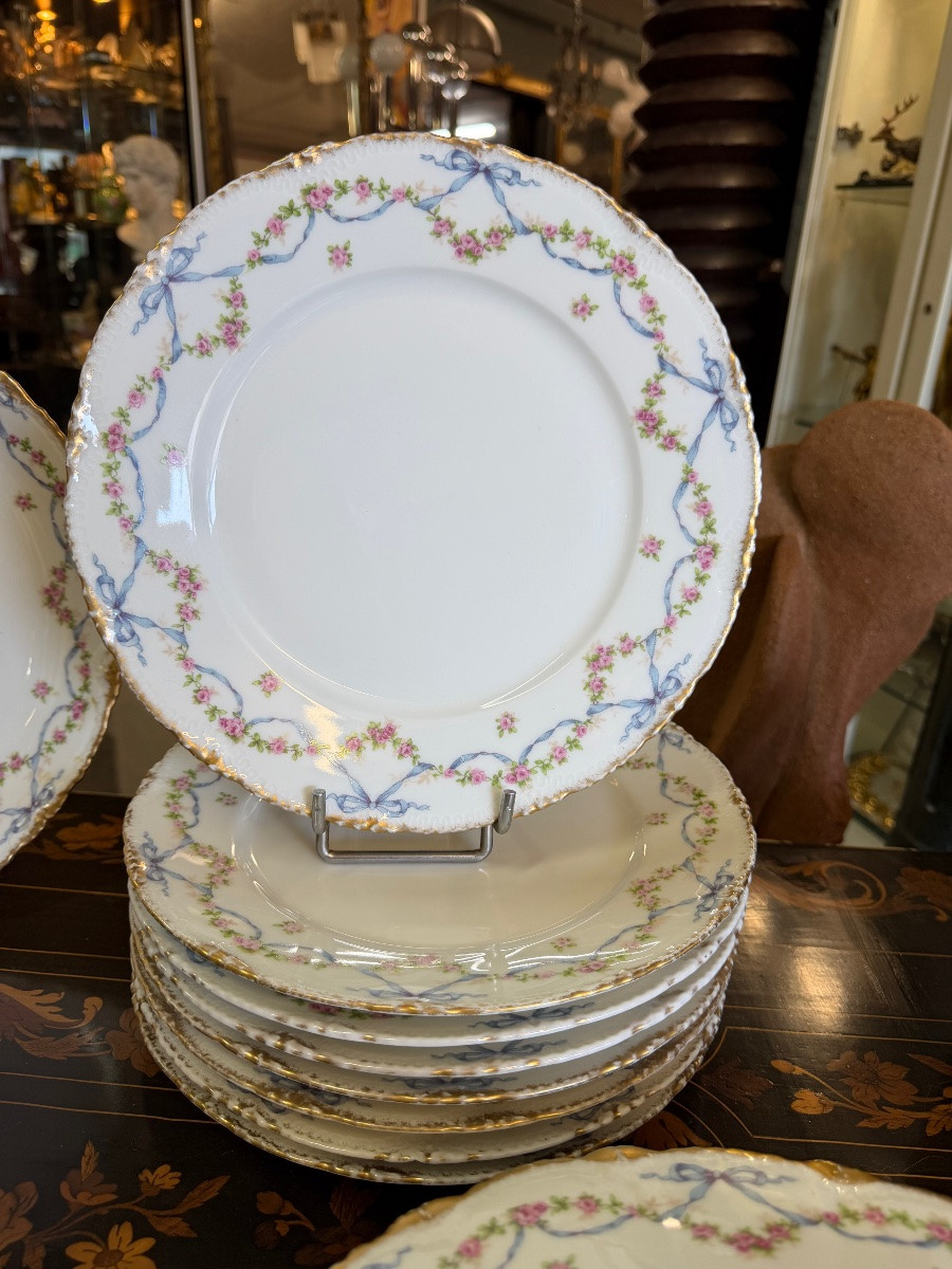 Haviland - Part Of A Porcelain Dinner Service Decorated With Garlands Of Flowers 20th C-photo-1