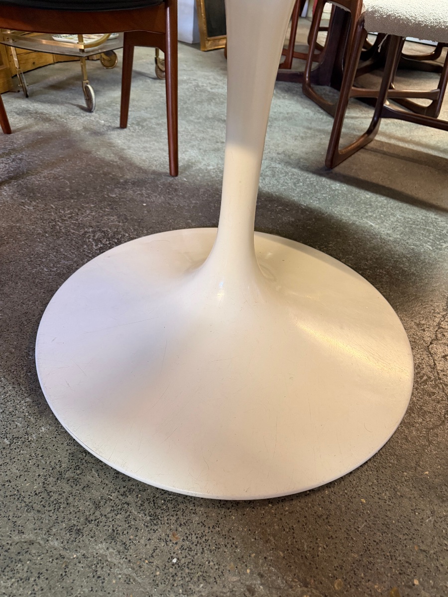 Table Knoll Eero Saarinen Modèle Tulipe En Marbre 137 Cm-photo-3