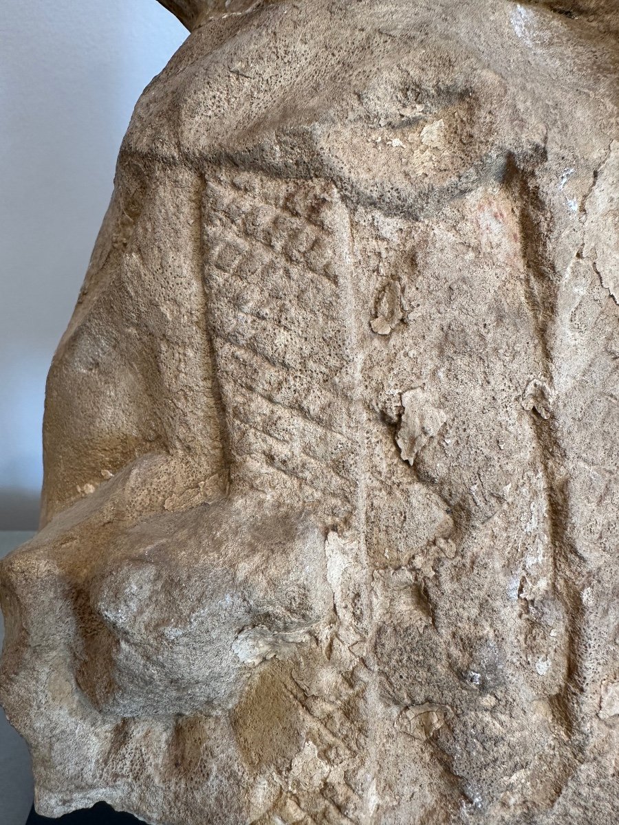 Fragment de statue "Saint personnage" en pierre calcaire de Bourgogne Haute Epoque-photo-4