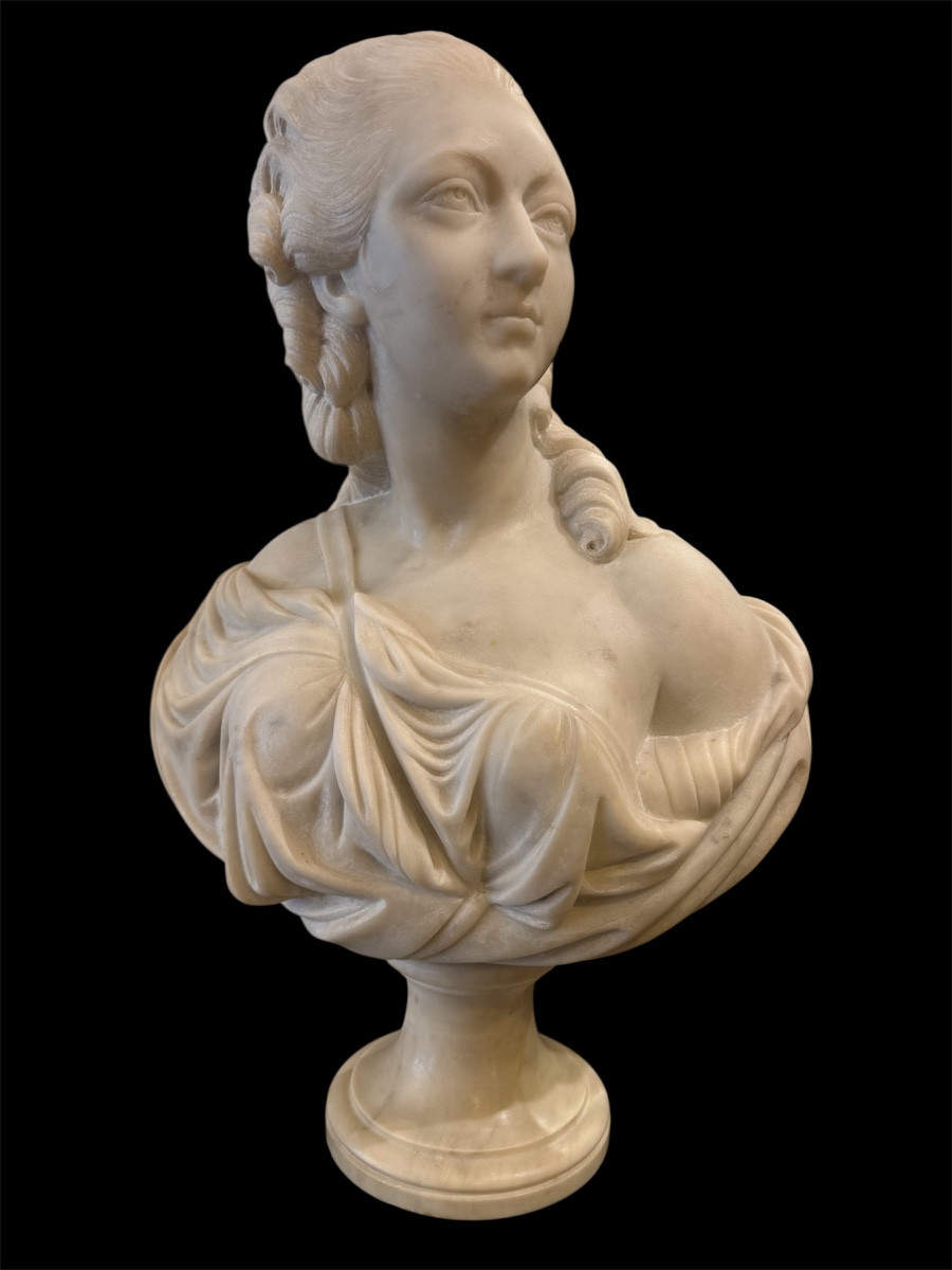 Bust Of The Countess Of Barry In White Marble. Late 19th Century.