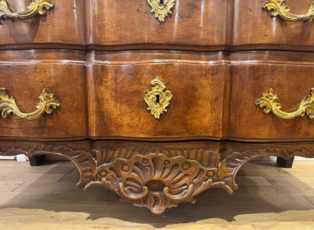 Commode Arbalète en noyer d'époque Louis XV, travail de Pierre Hache-photo-2