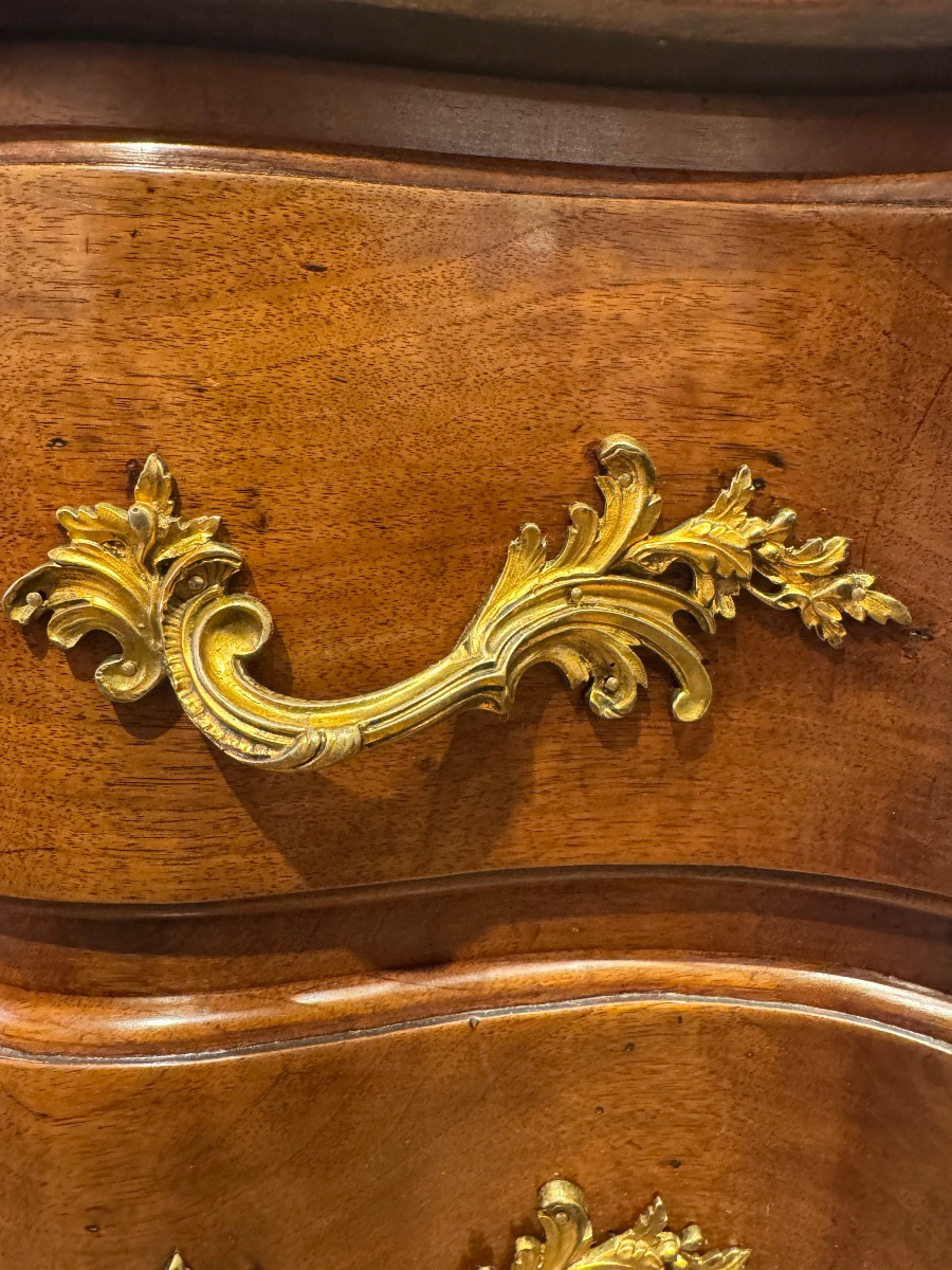 Commode Arbalète en noyer d'époque Louis XV, travail de Pierre Hache-photo-7