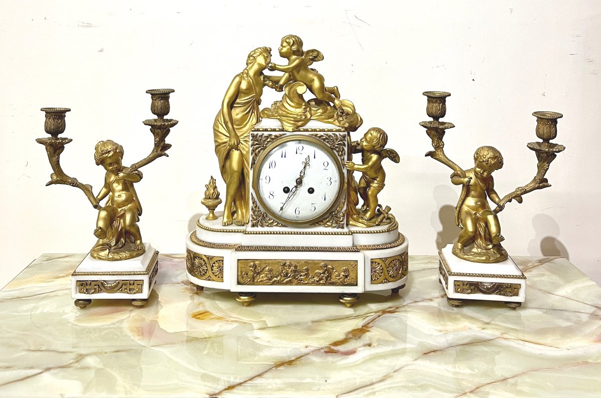 Garniture De Cheminée XIXème En Marbre Blanc Et Bronze Doré de Style Louis XVI